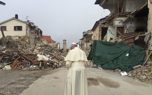 IL PAPA TRA I TERREMOTATI