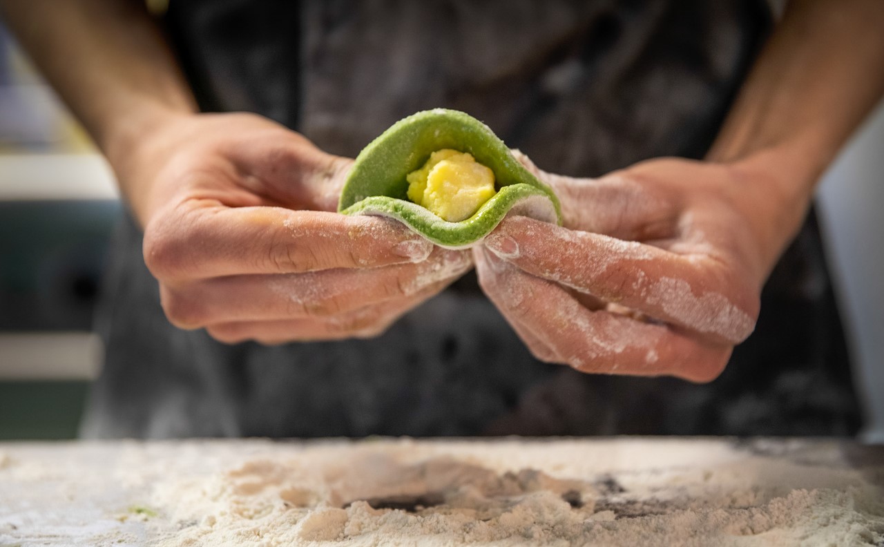 Gnocchi di patate e spinaci ripieni con fonduta di Stelvio, burro fuso e lamelle di funghi porcini. Di Andrea Fenoglio