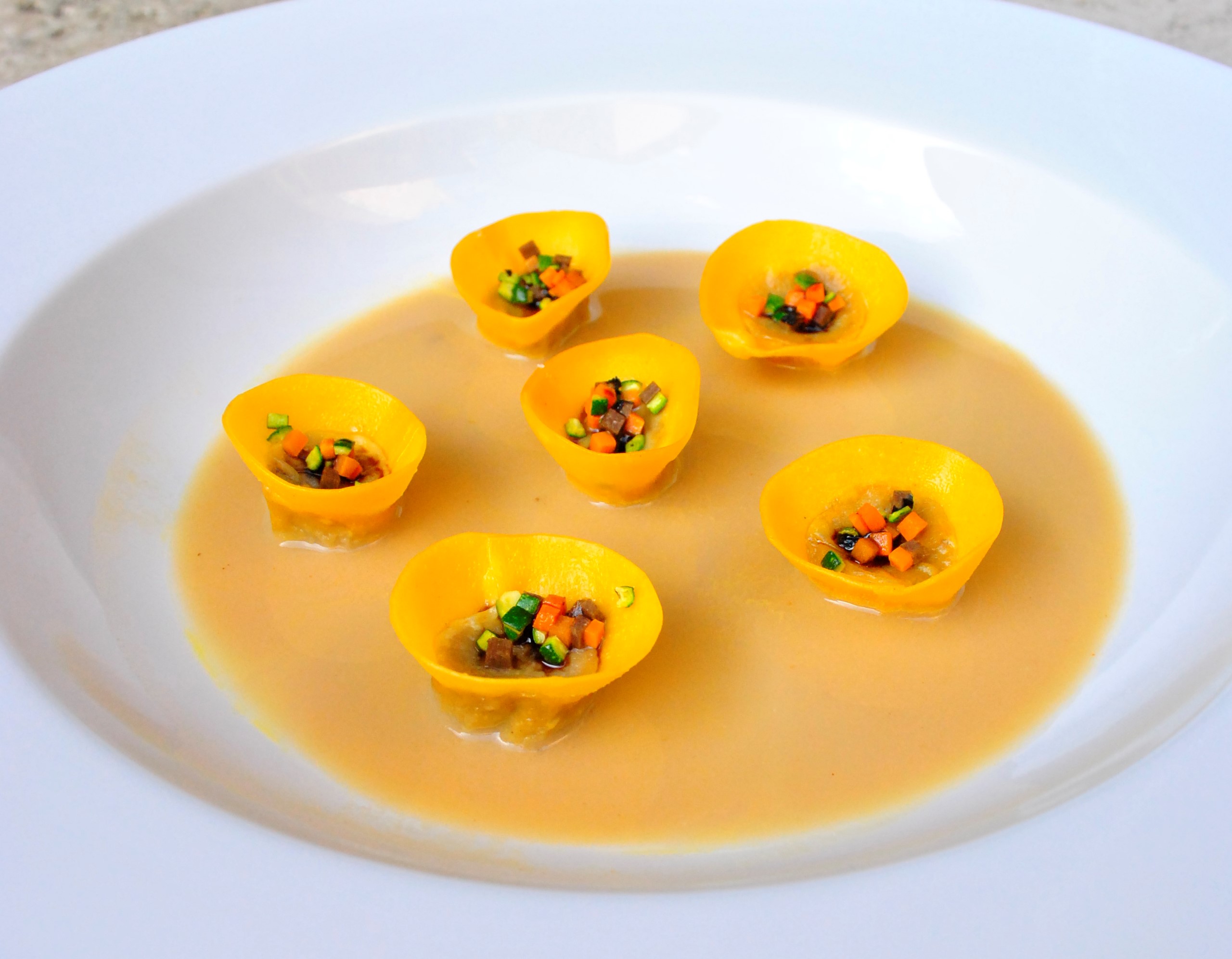 Ravioli di Cinta Senese In Brodetto di gallina e castagne. Di Valeria Piccini
