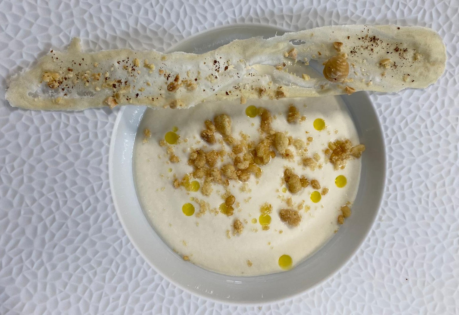 Crema di sedano rapa con nocciole, ginepro e crumble salato. Di Simone Salvini