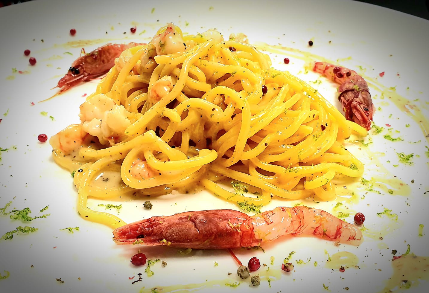 Tonnarello cacio 3 pepi lime e rosso di Mazzara. Di Simone Buzzi