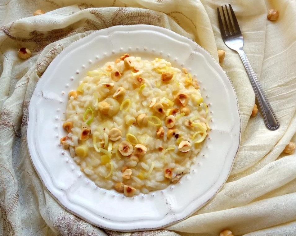 Risotto con porri crescenza e nocciole. Di Ambra Romani