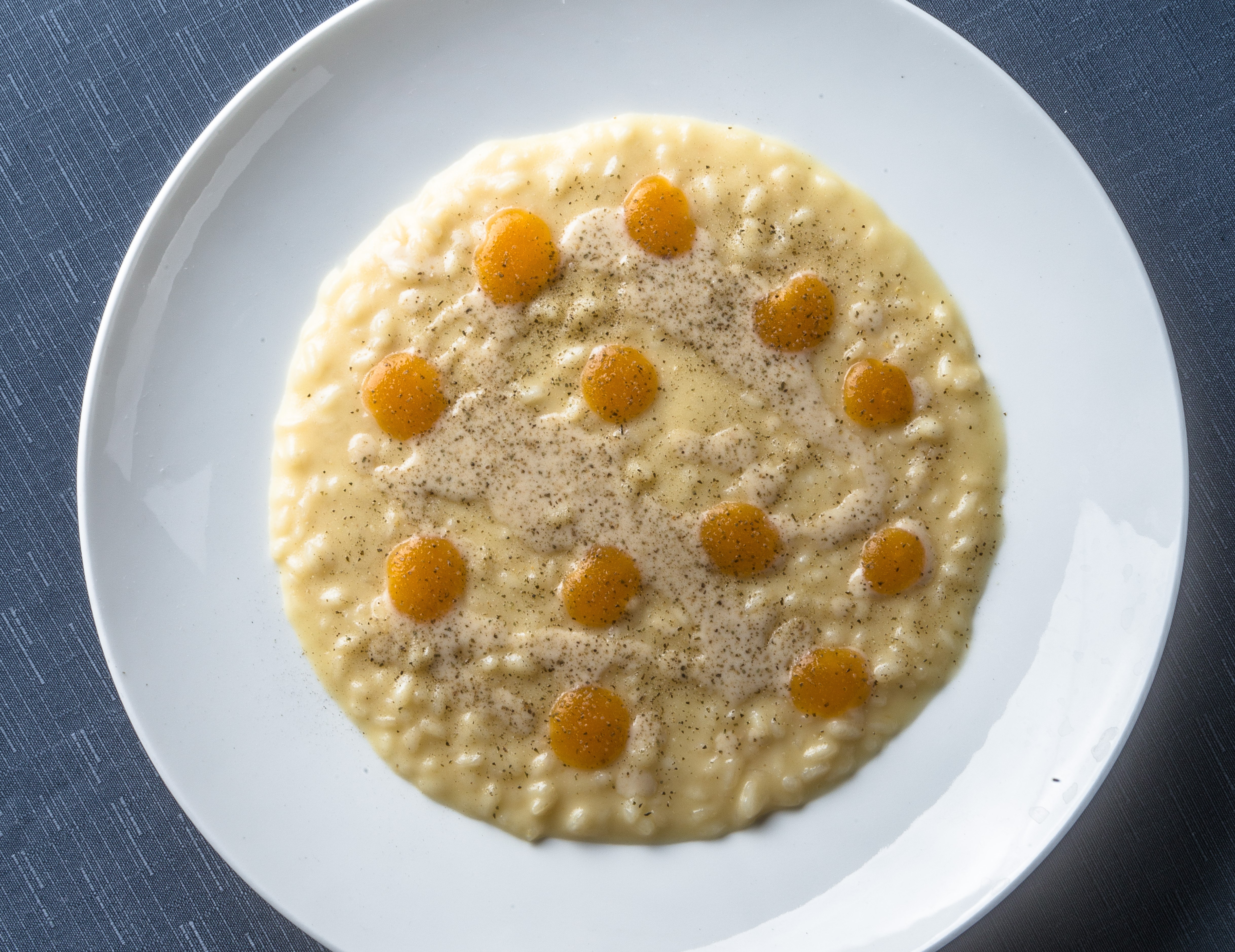 Risotto alle spezie invernali, fonduta di castelmagno e mandarino candito 