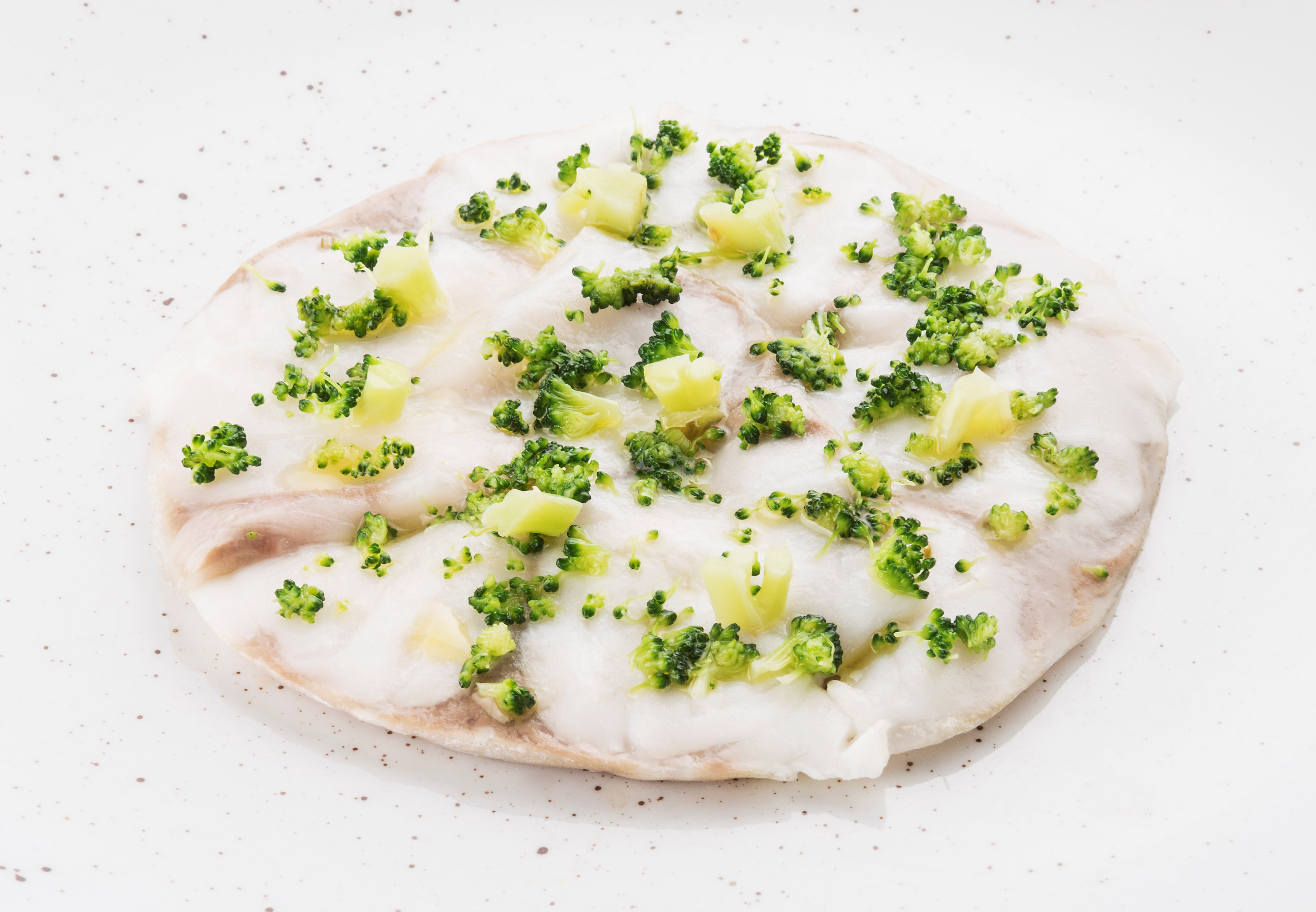 Carpaccio tiepido di spigola, salsa di rucola e broccoli croccanti. Di Moreno Cedroni