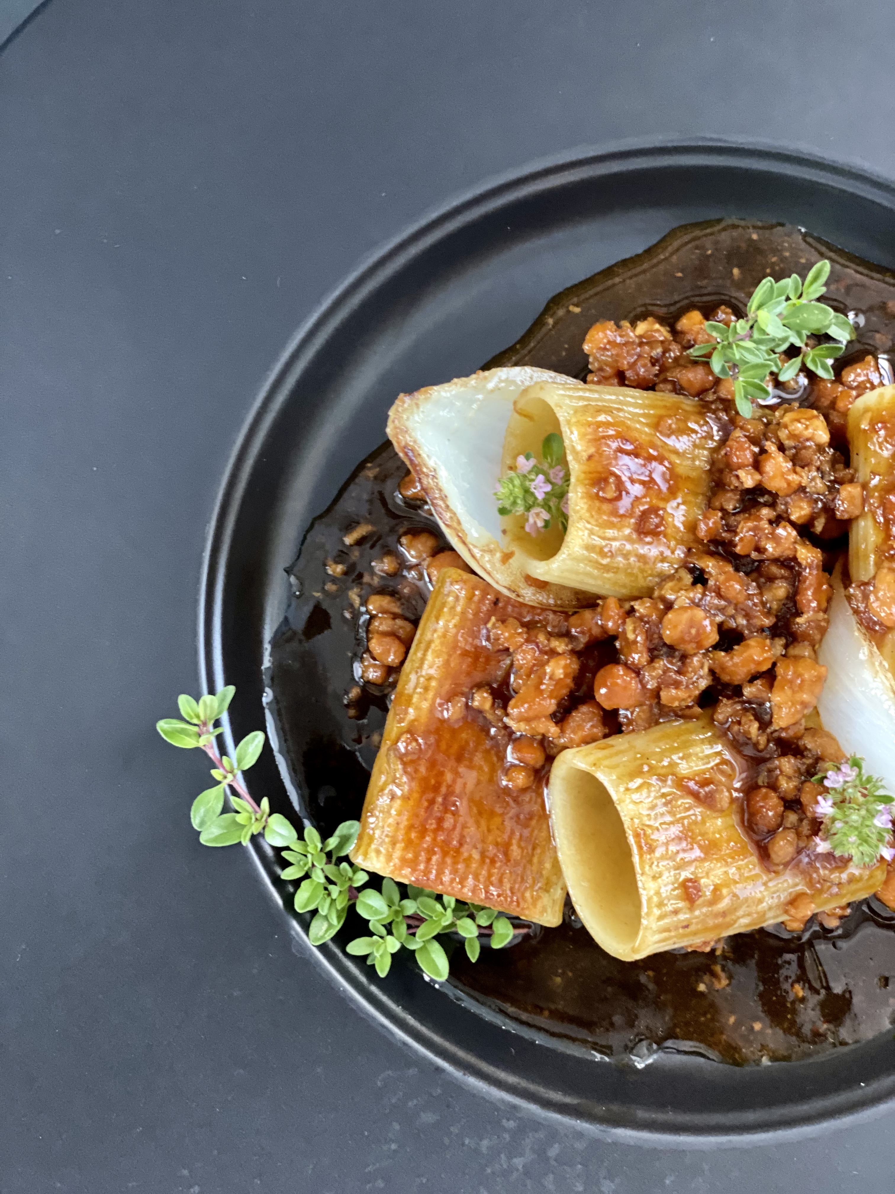 Maccheroni crostati con rag&#249; di pecora brianzola e cipolla di Breme. Di Cesare Battisti